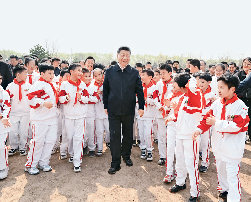 2024年4月3日，黨和國家領導人習近平、李強、趙樂際、王滬寧、蔡奇、丁薛祥、李希、韓正等來到北京市通州區潞城鎮參加首都義務植樹活動。這是習近平同少先隊員在一起。 新華社記者 李學仁/攝