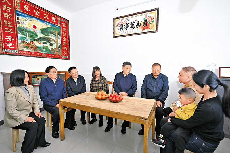 2024年11月4日至6日，中共中央總書記、國家主席、中央軍委主席習近平在湖北考察。這是5日上午，習近平在咸寧市嘉魚縣潘家灣鎮四邑村村民熊成龍家，同一家人圍坐在一起拉家常。 新華社記者 燕雁/攝