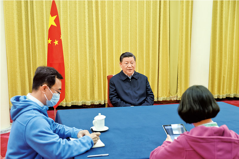 2020年11月2日，中共中央總書記、國家主席、中央軍委主席習近平在北京中南海參加第七次全國人口普查登記。這是習近平在回答普查員的詢問。 新華社記者 鞠鵬/攝