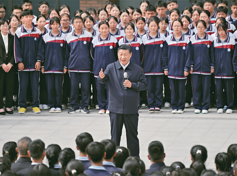 2024年6月18日至19日，中共中央總書記、國家主席、中央軍委主席習近平在青?？疾?。這是18日下午，習近平在果洛西寧民族中學考察時，同師生們親切交流。 新華社記者 岳月偉/攝