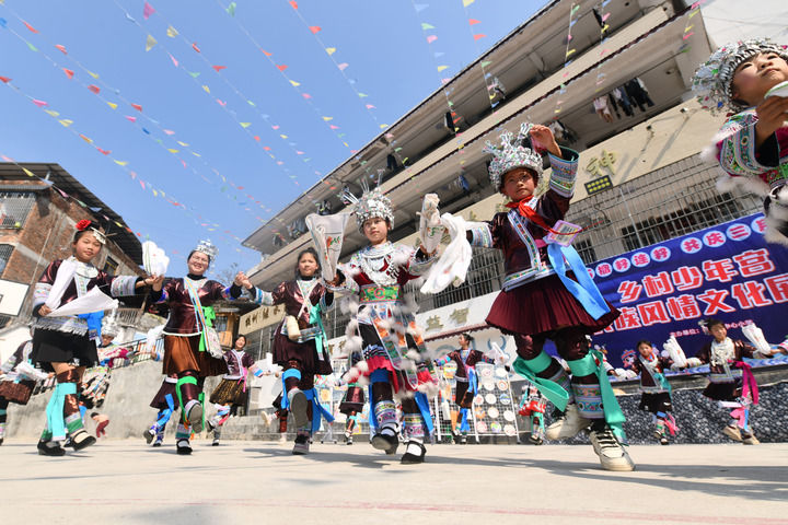 2025年3月25日，廣西柳州市融水苗族自治縣桿洞鄉中心小學學生在跳蘆笙踩堂舞。新華社記者 黃孝邦 攝