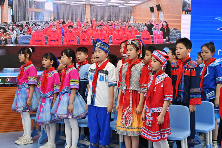 2025年3月28日，在“壯蒙一家親 共筑中國夢”手拉手主題云隊會上，廣西南寧市濱湖路小學四（1）中隊隊員通過網絡和內蒙古鄂爾多斯東勝區第十二小學四（9）中隊隊員一起唱《中國少年先鋒隊隊歌》。新華社記者 周華 攝