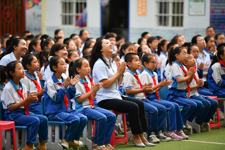 2021年7月1日，在位于陜西省延安市的楊家嶺福州希望小學，師生收看慶祝中國共產黨成立100周年大會。新華社記者 張博文 攝